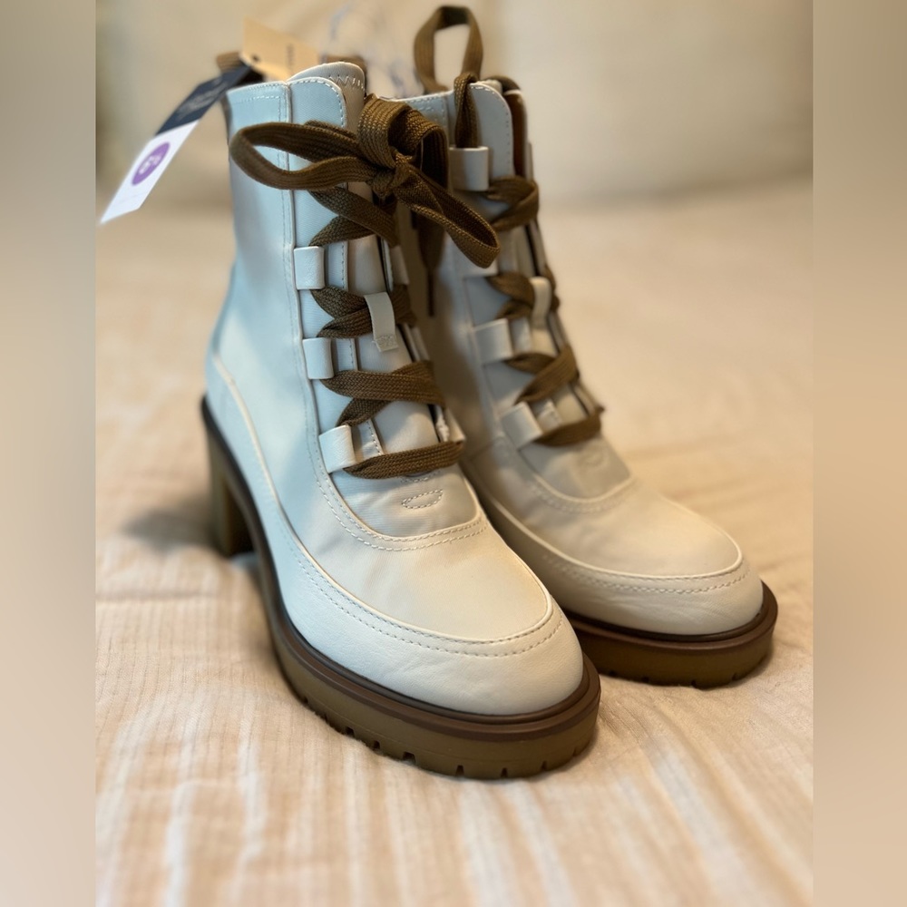 NWT Universal Thread Boots
